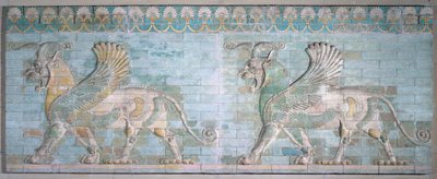 Zwei geflügelte Greifen, aus dem Palast von Artaxerxes, Susa, Achämenidenzeit, 6.-5. Jahrhundert v. Chr. (polychrome glasierte Ziegel) von Achaemenid